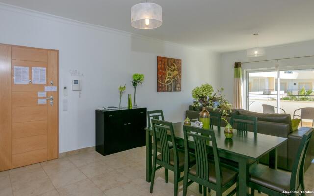 C04 - Pool View 3 Bed Apartment