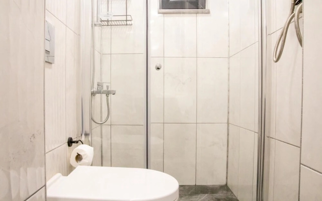 Chic Flat w Garden 1 min to Milas Coast