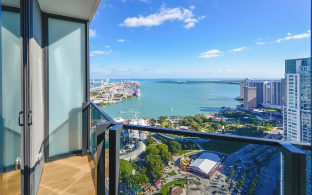 Spacious King Studio at Downtown Miami