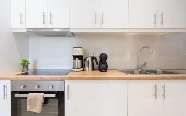 City Chic Apartment with Park View