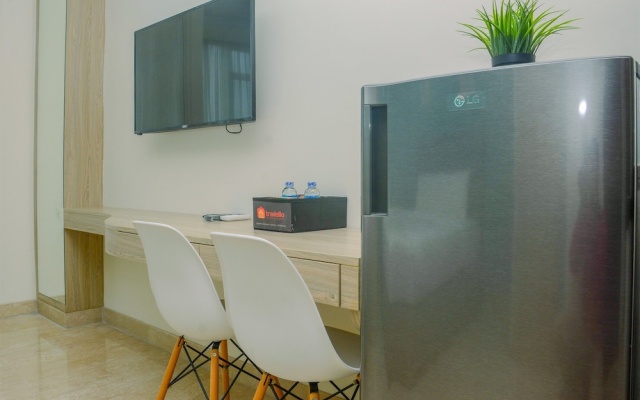 Fully Furnished and Comfortable Design Studio Menteng Park Apartment By Travelio – Guest Rooms – Jakarta