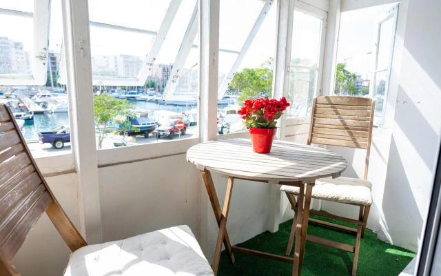 Seafront apartment between Valletta and Sliema