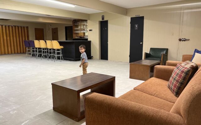 Driftwood Inn and Lodge by the lake