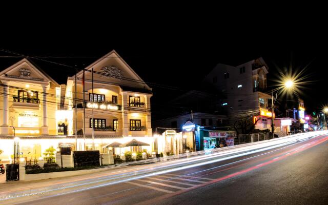 Le Petit Paris Hotel Dalat