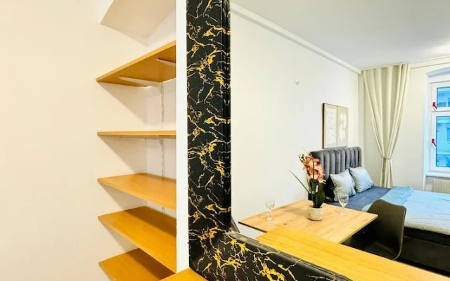 Spacious 7BR Apartment Prime Location
