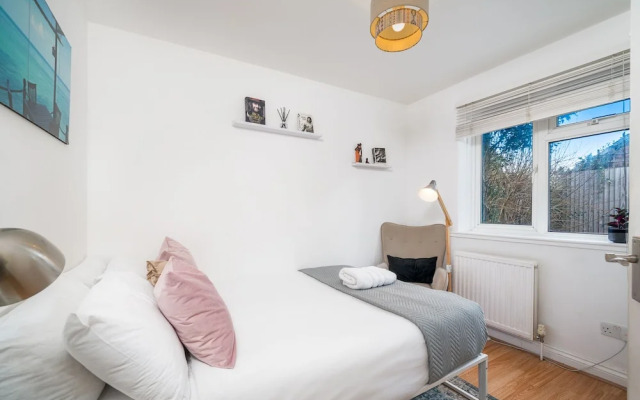 Madika Homes Stunning 2-bed Apartment in Edgware
