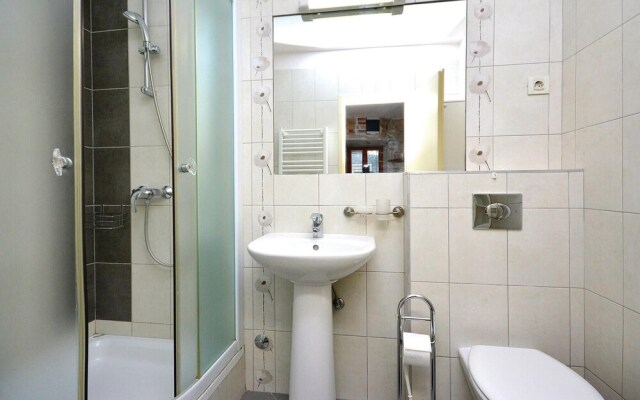 Nice Home in Podstrana with Hot Tub, WiFi & 4 Bedrooms