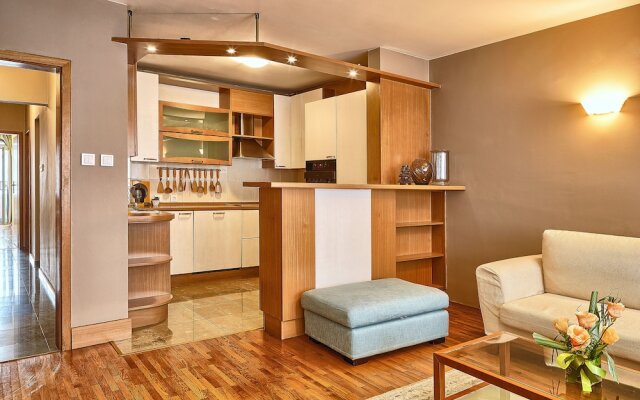 Baratero City Corner II Apartment