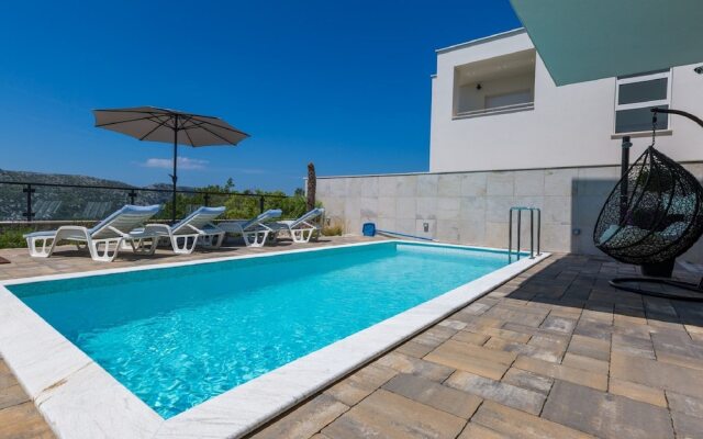 Modern Holiday Home in Grizane With Swimming Pool