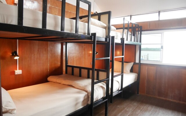 At Pier Hostel Lanta