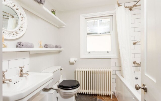 Modern 3 Bed Home in trendy Cambridge suburb