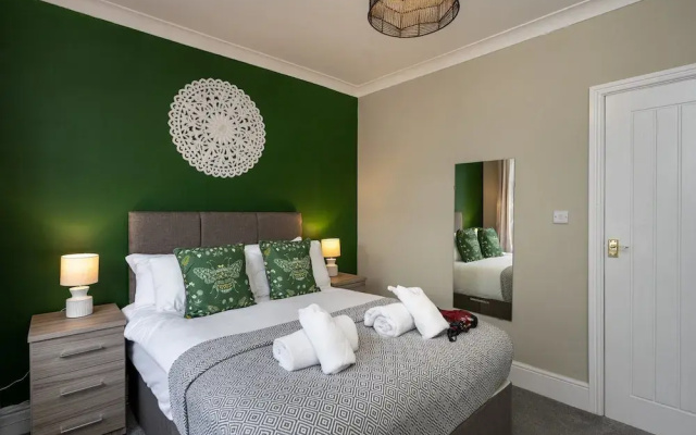 Comfortable 4-bed Home With Free Parking Wales