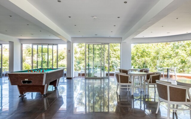 Rio Gardens - Modest 1-bdr Apt w Balcony