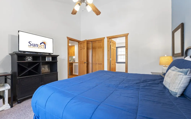Paradise Lodge 2 Bedroom Home by RedAwning