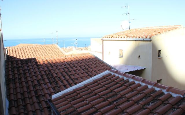 Typical Sicilian one Bedroom Apartment in the Heart of the Historic Center