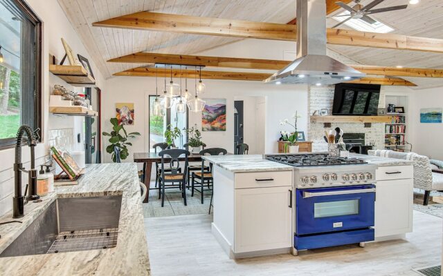 Hendersonville Vacation Rental w/ Private Hot Tub!