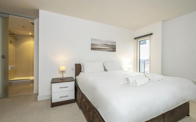 Borough Flat With City Views by Underthedoormat