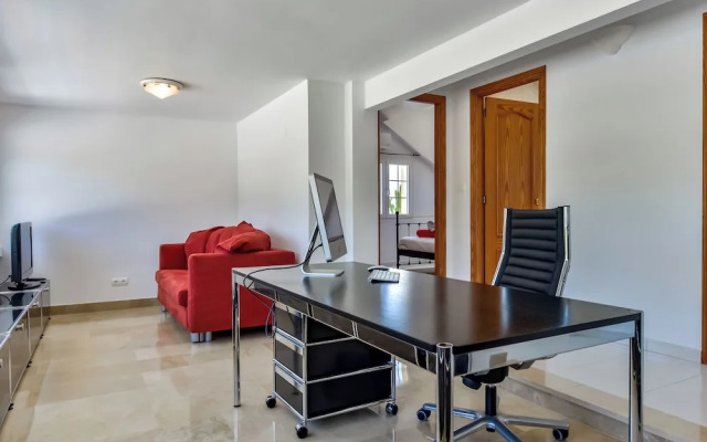 4bed Villa Sleeps 8- Pool, Garden, Bbq, Near Beach