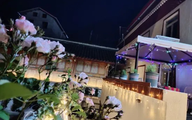 Huajianji Courtyard Home stay