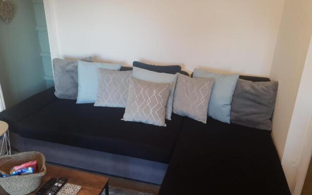 Topzy-Turvy - 1 Bedroom Apartment