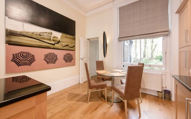 Inviting 1BD Hideaway Kensington Olympia!