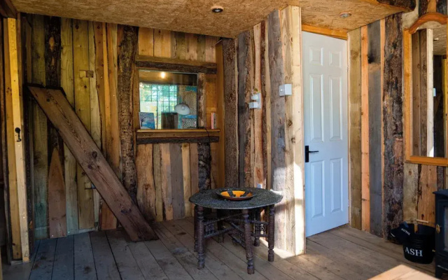 Treehouse Cabin Wilderness Escape