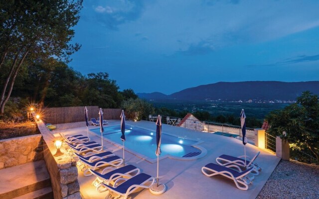 Stunning Home in Lovorno With Wifi and 5 Bedrooms