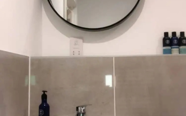 Stylish 2 Bedroom Property With Free Parking