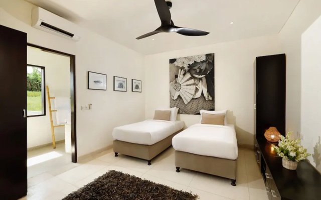 Black Beach Villa - Absolute Beachfront — 3-star hotel in Tibubiu