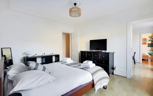 Experience the Parisian Lifestyle: 2BR Near Porte Maillot