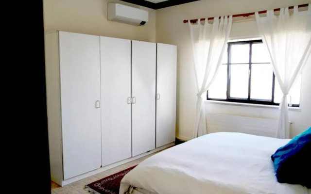 Inspiring 3Bed Unit with Sunny Balcony & Fireplace