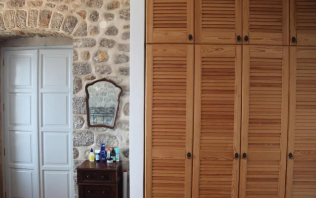 Alkioni stone house