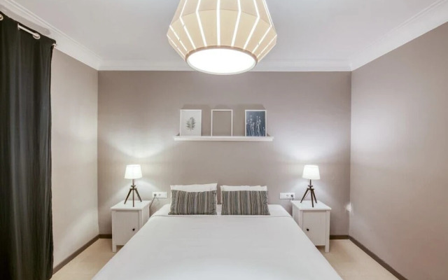 Lovely & Spacious 4 Bed, Sleeps 8 in BCN Center