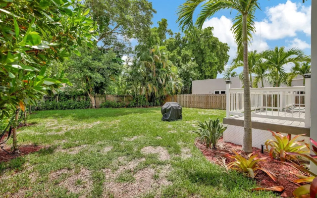 Sunshine Getaway Sleeps 4!