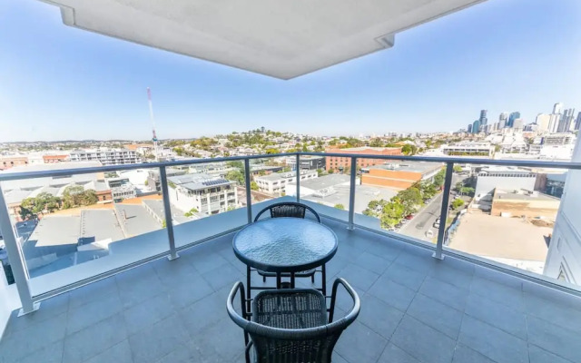 Modern 1 Bedroom Apartment With Stunning CBD Skyline Views