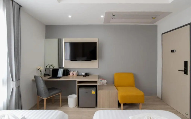 The Riski Hotel at Bangphlat Station