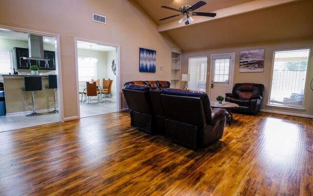 3Bdrm 2.5Bath 6Beds - Pool House