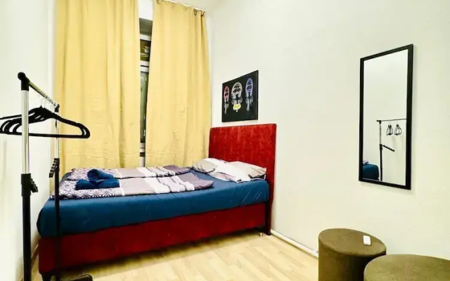 Bright 4BR Apt for 8 Near FAC Platz