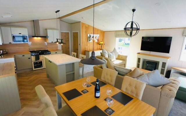 Luxury 2 Bedroom Lodge on Hoburne Devon Bay