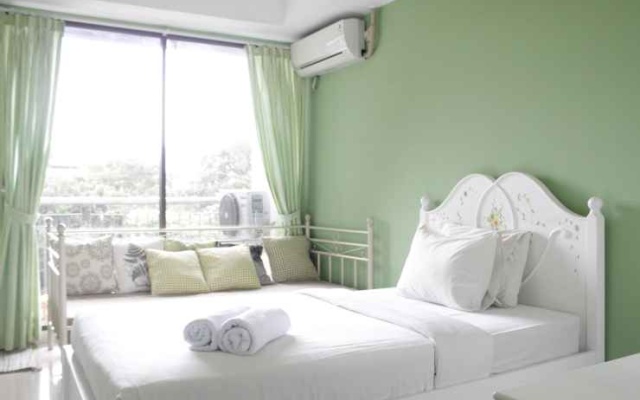 Comfortable and Stylish Studio at Beverly Dago Apartment By Travelio – Guest Rooms – Bandung