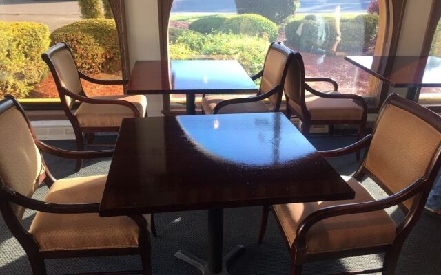 Red Carpet Inn & Suites - Albany Airport