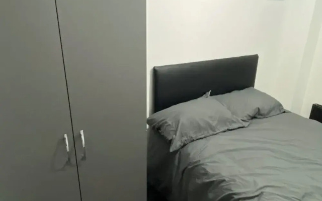 Room in Guest Room - Lovely big Room in Coventry