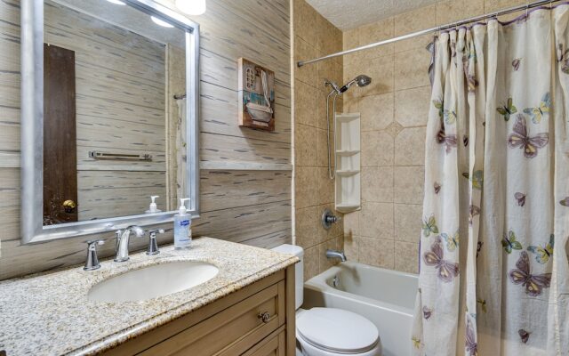 Lawrence Vacation Rental ~ 12 Mi to Indianapolis!