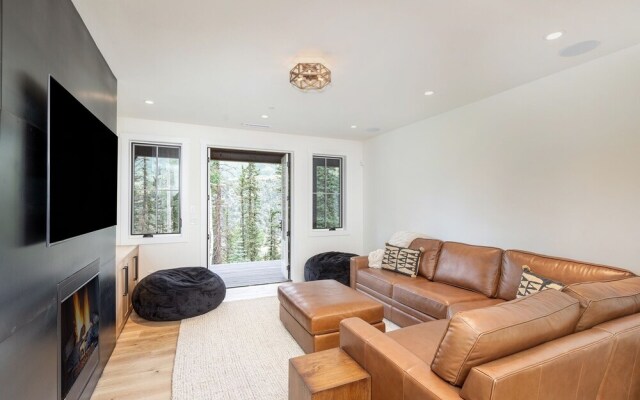 Overlook House 4 Bedroom Home by RedAwning