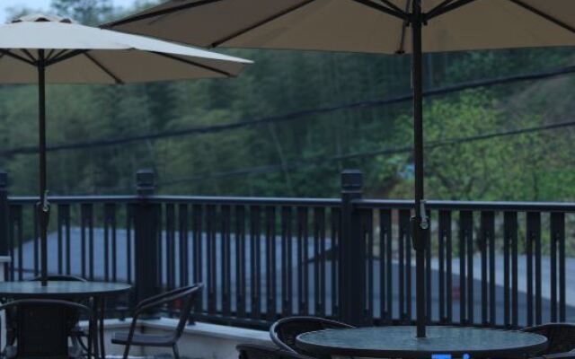 Chuan Summer Riverside Hiking & Rafting · Creamy Designer Poolside Lodge