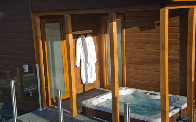 Hollicarrs - Honeycomb Lodge