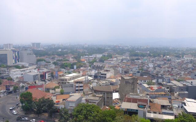 Comfortable And Nice 2Br At Grand Asia Afrika Apartment