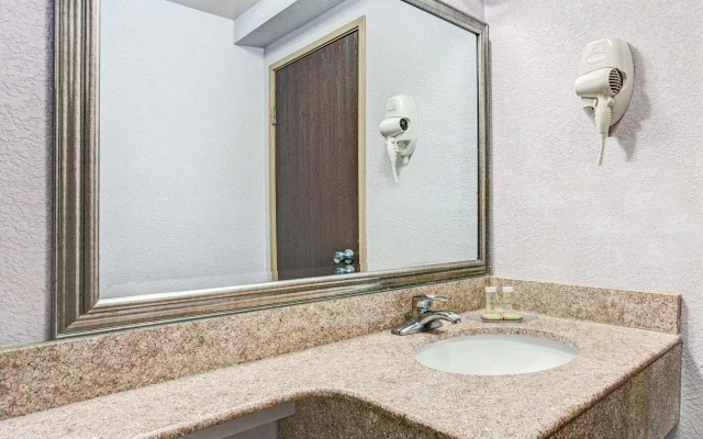 Red Roof Inn Suffolk