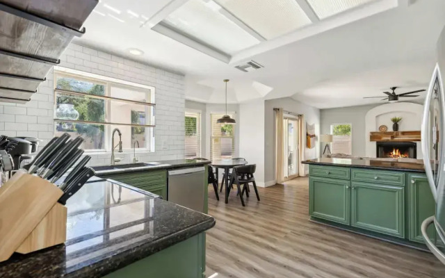 Red Mountain Retreat 5 BDR w/ Heated Pool!