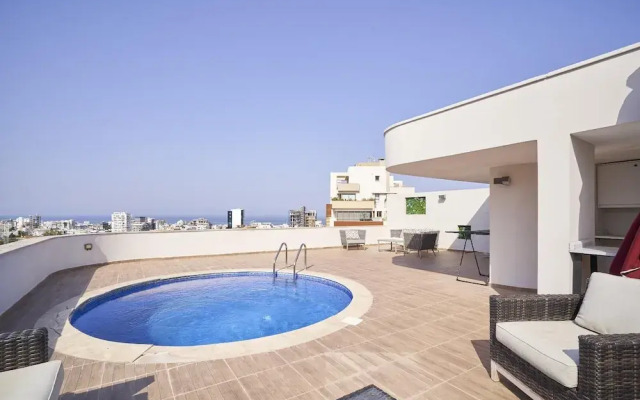 Amazing Penthouse Apartment With Rooftop Pool&bar
